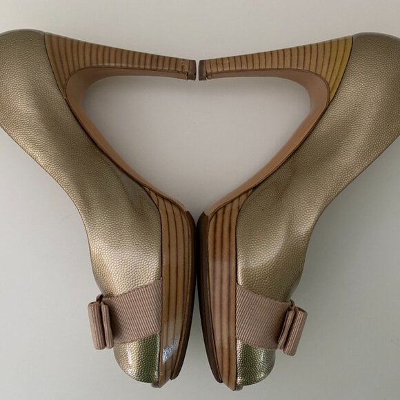 🇮🇹 Made in Italy | Salvatore Ferragamo｜Gold Leather｜Vara Bow Peep Toe Pumps - Picture 6 of 16
